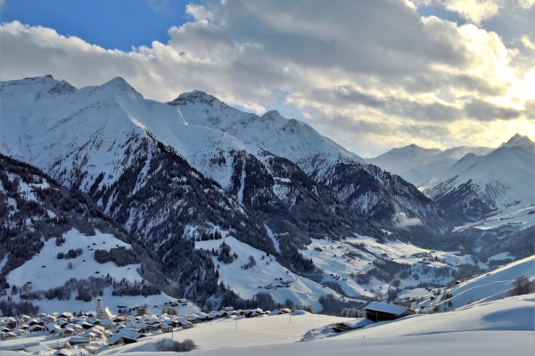 Belle randonnée hivernale dans la Surselva