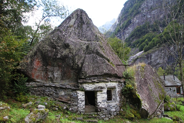 Steinig durchs steile Tal