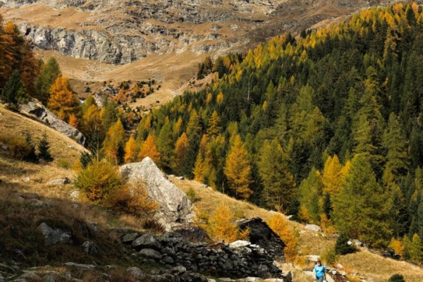 Sur la Via Spluga, traverser une gorge étroite pour atteindre le col du Splügen