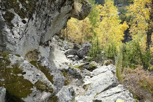 Vue plongeante dans la vallée de Saas