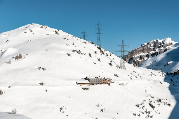 Franchir le col de la Gemmi enneigé