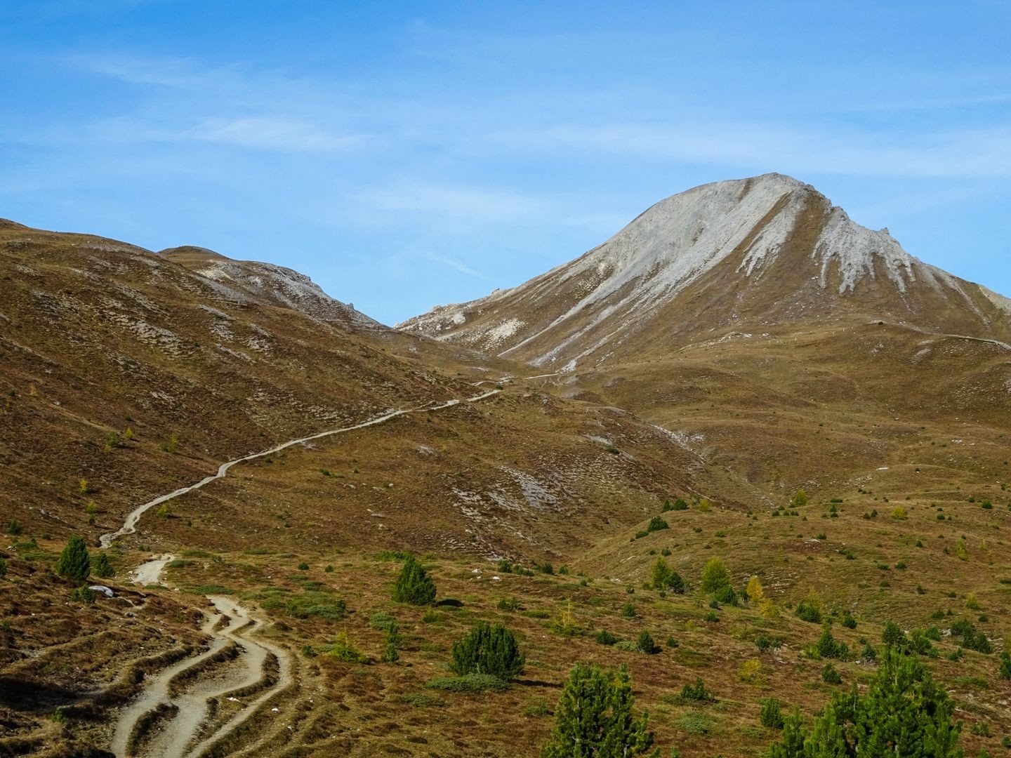 La randonnée passe au pied du Munt Chavagl.