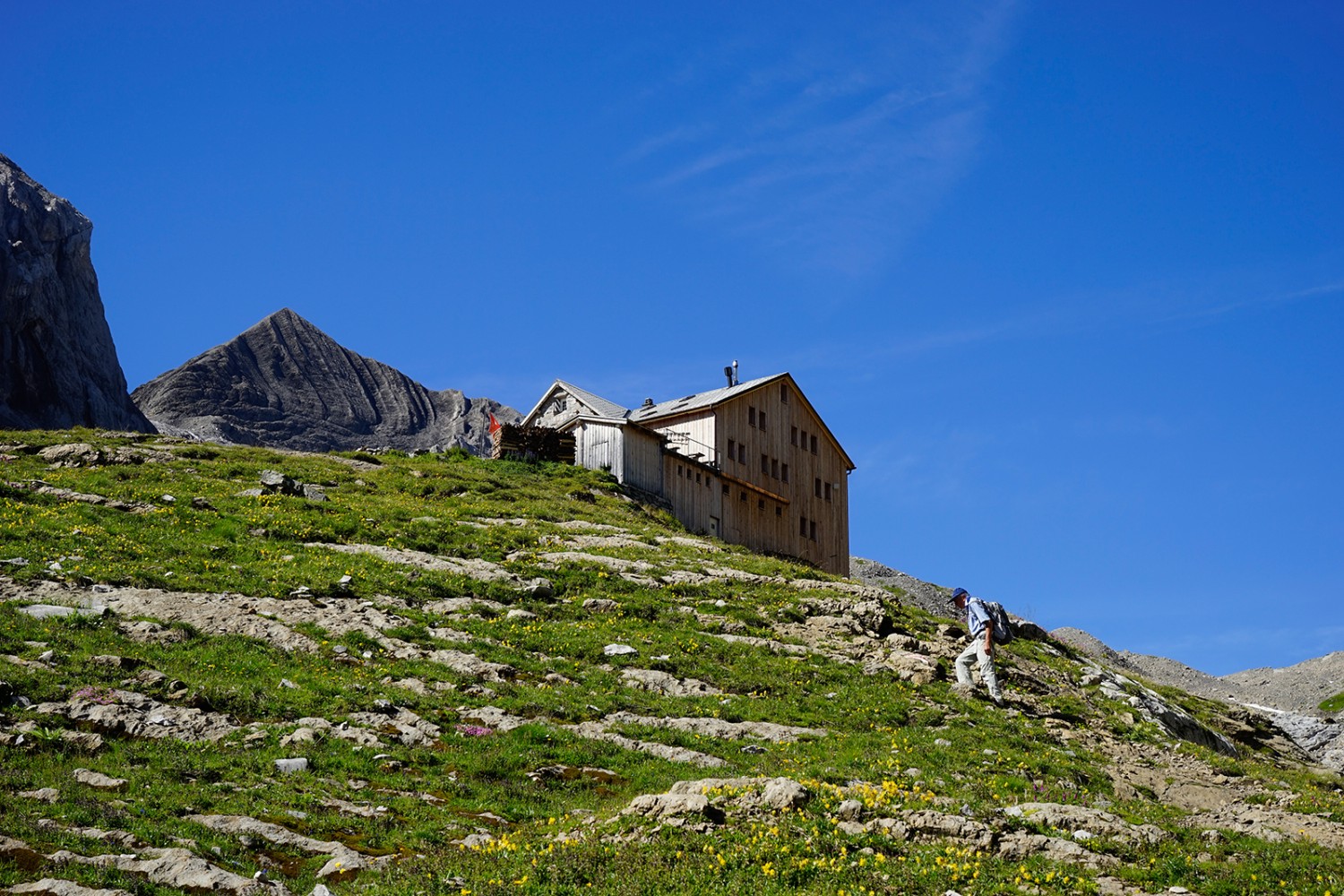 Letzter Anstieg zur Wildhornhütte. Dahinter erhebt sich das Chilchli.