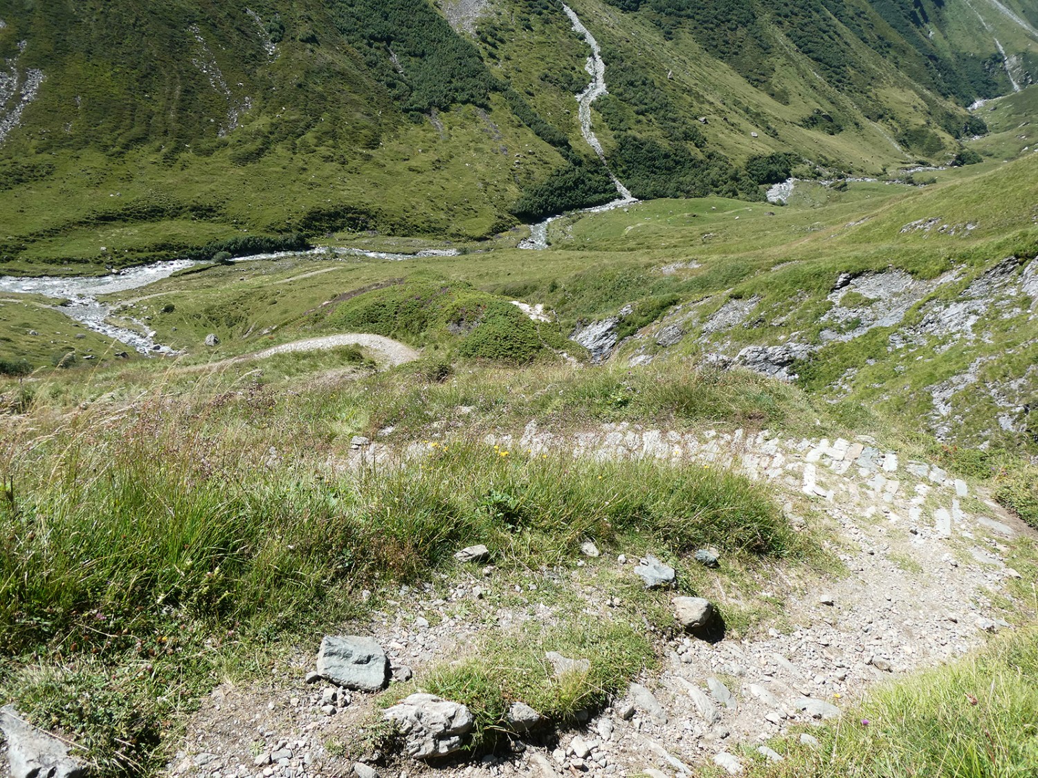 De larges chemins muletiers rendent la montée jusqu’au Pass da Sett agréable.