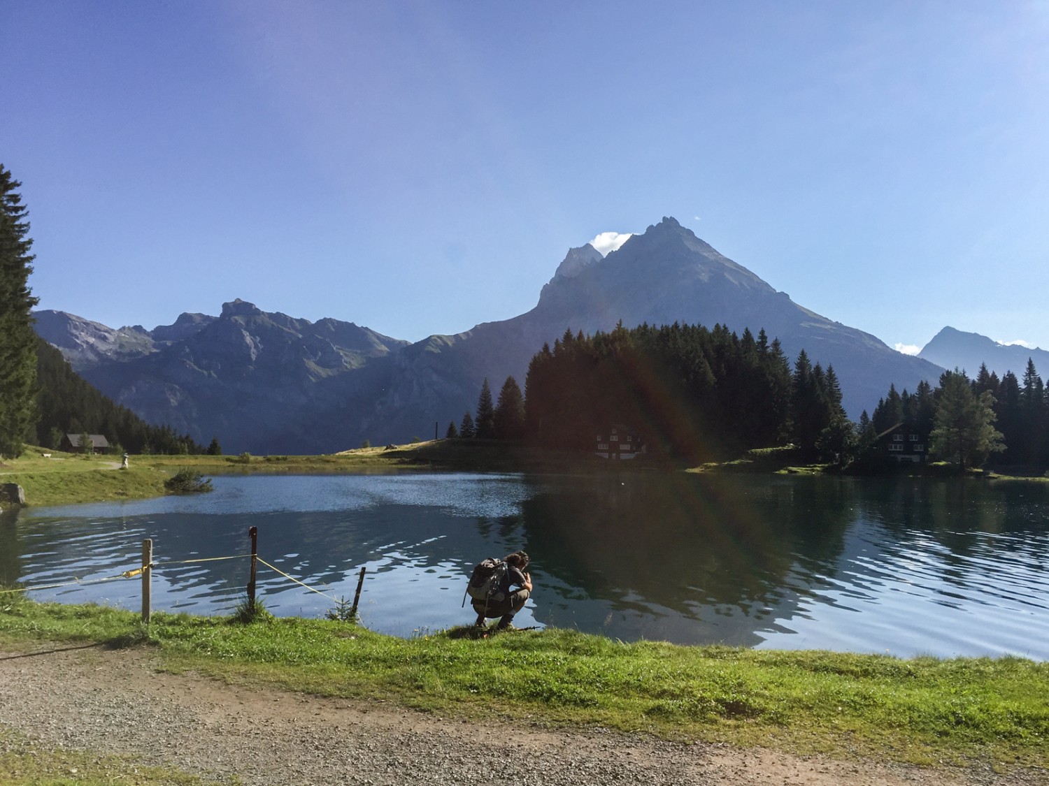 Friedlicher Arnisee in der Morgensonne. Bild: Vera In-Albon