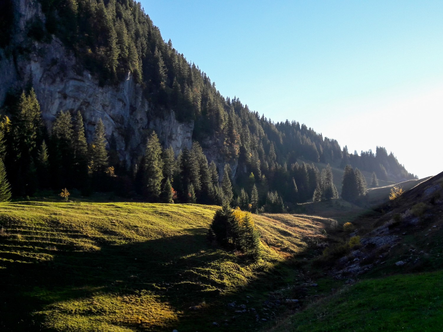 Letzte Sonnenstrahlen beim Abstieg zum Talkessel bei Chlus. Bild: Patrick Salzmann