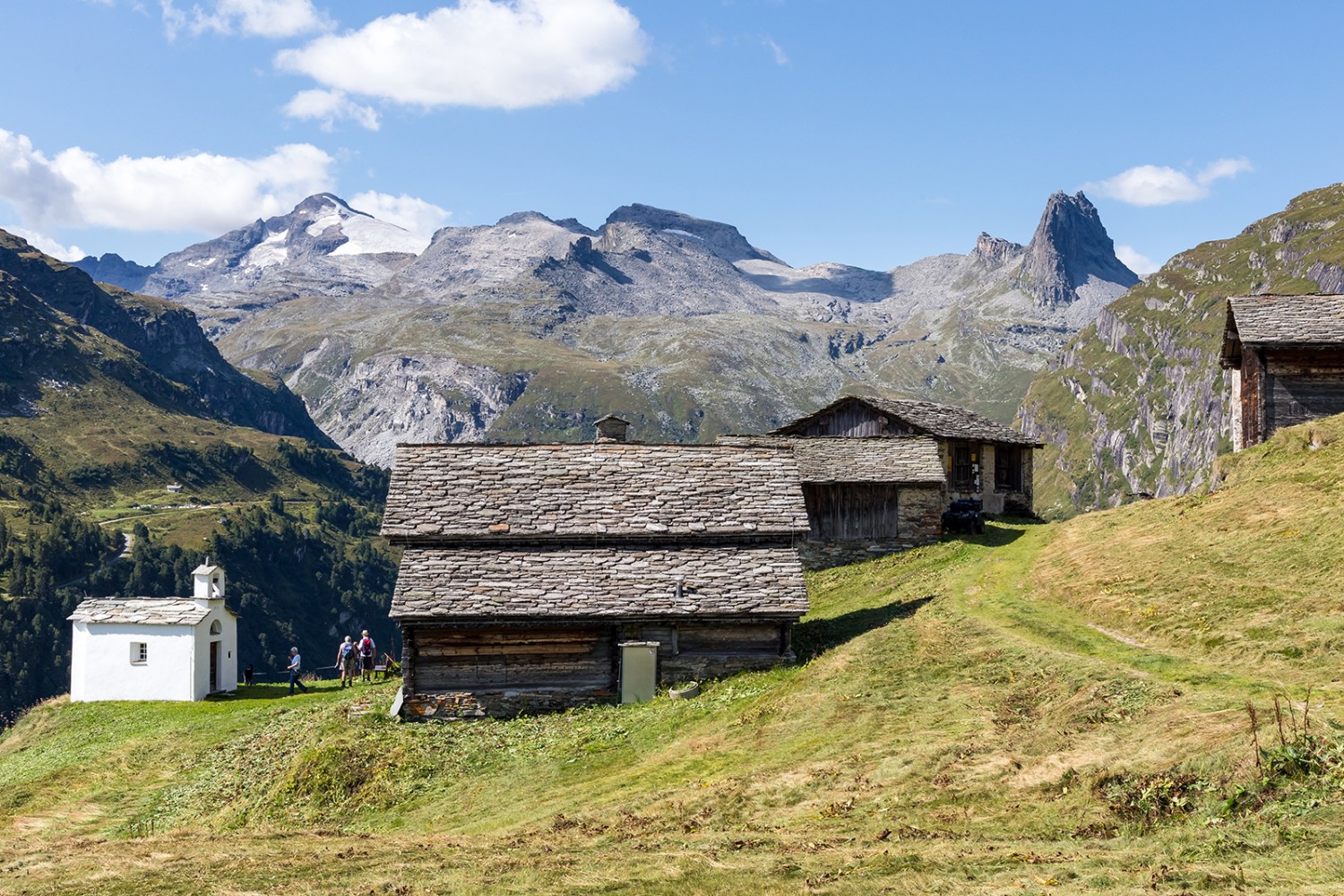 Le mayen de Frunt et sa mignonne petite chapelle. Au second plan, à droite, le Zervreilahorn. Photos: Daniel Fleuti