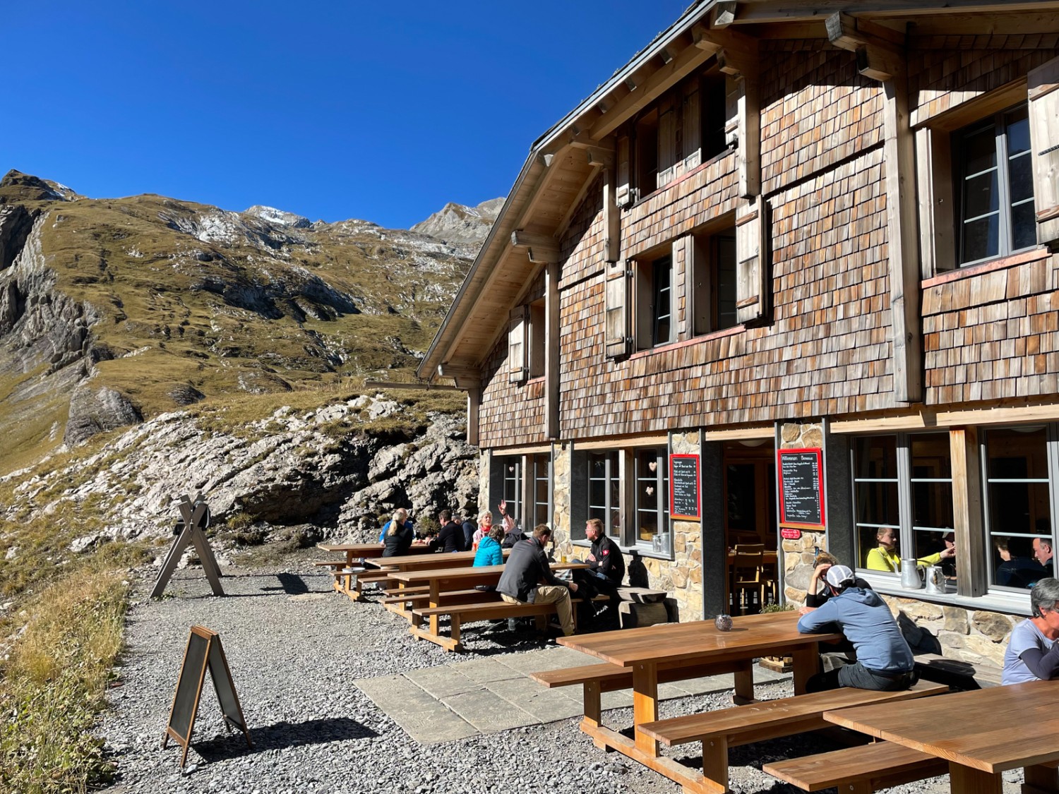 Die Geltenhütte mit der sonnigen Terrasse. Bild: Rémy Kappeler