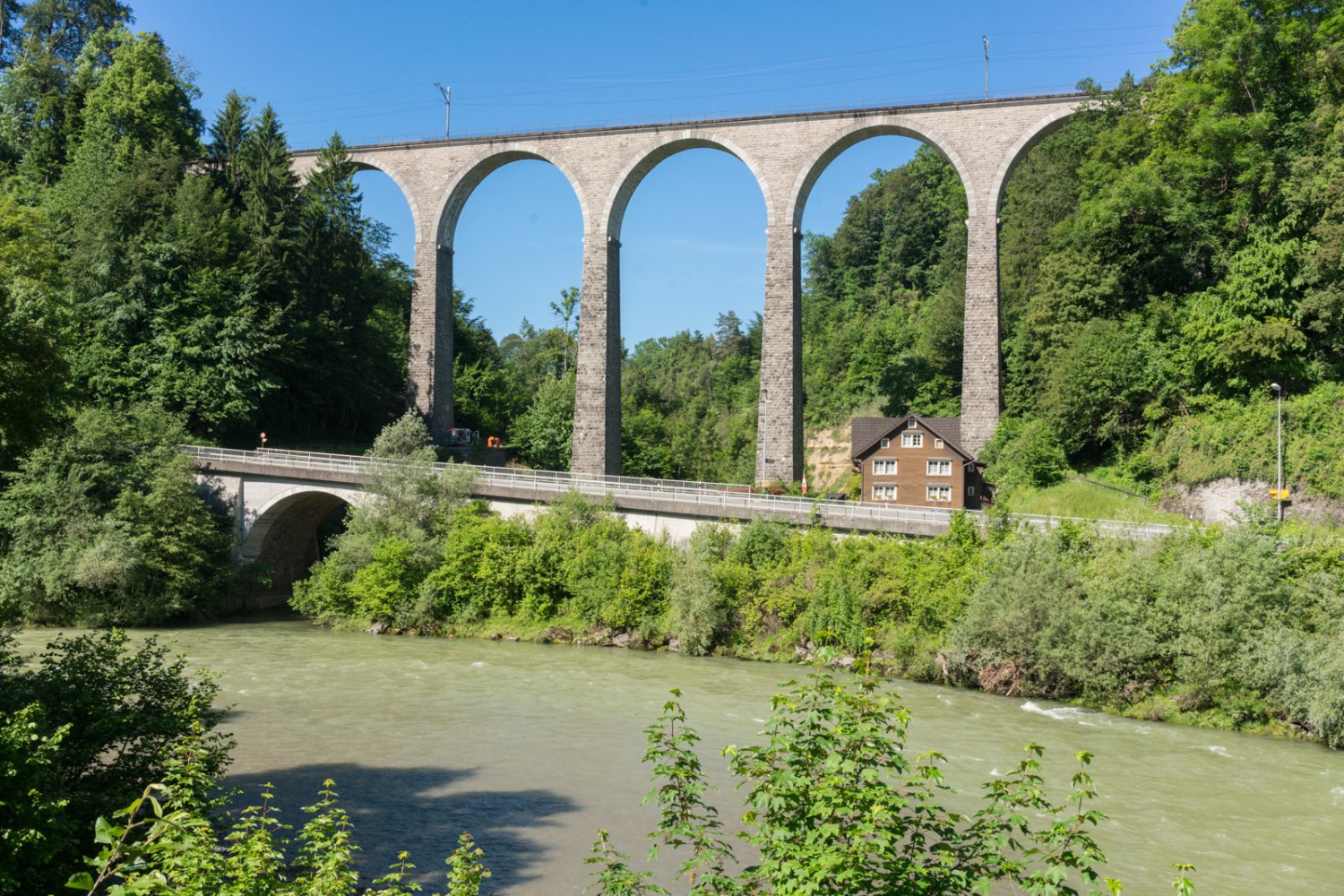 Weit oben fährt die Bahn über das Guggenloch-Viadukt.