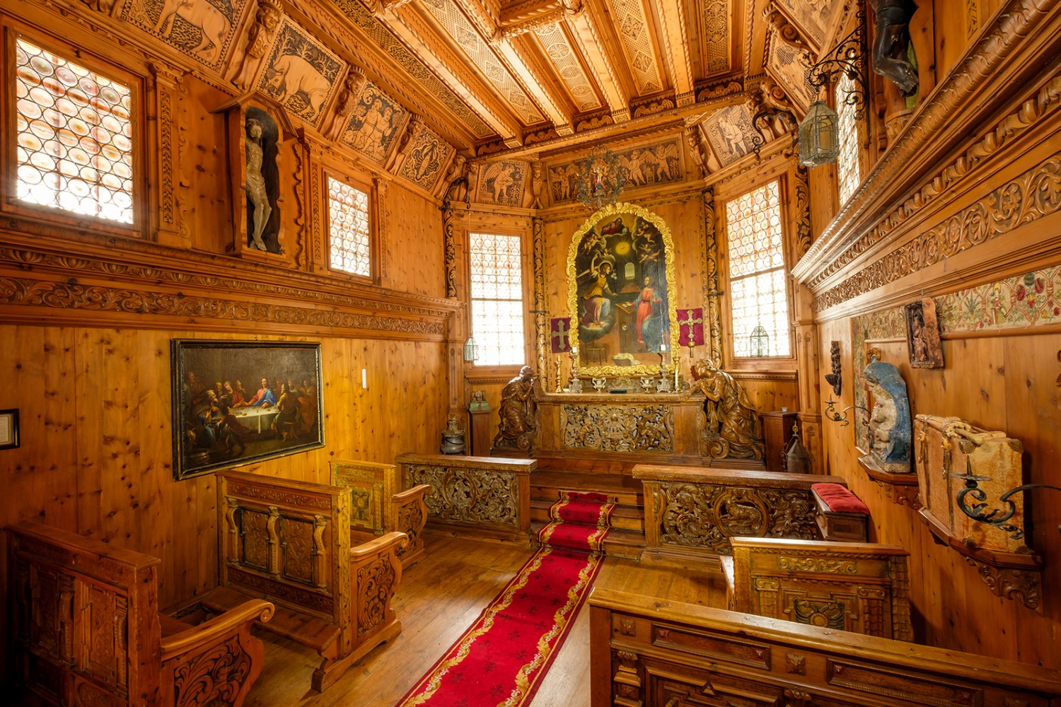 Die Waldkapelle etwas oberhalb der Villa Mengelberg ist ein reiner Holzbau. An den Schnitzereien haben vier Künstler vier Jahre lang gearbeitet.