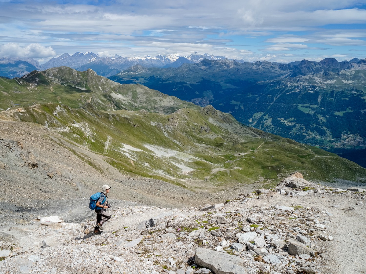 Un peu avant le col des Becs de Bosson, vue sur Bendolla en contrebas. Photo: Fredy Joss