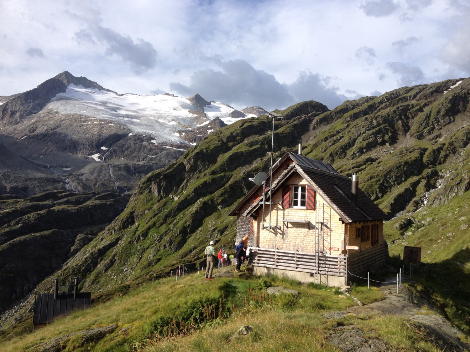 Ambiance matinale à la cabane de Gauli et vue sur le glacier.