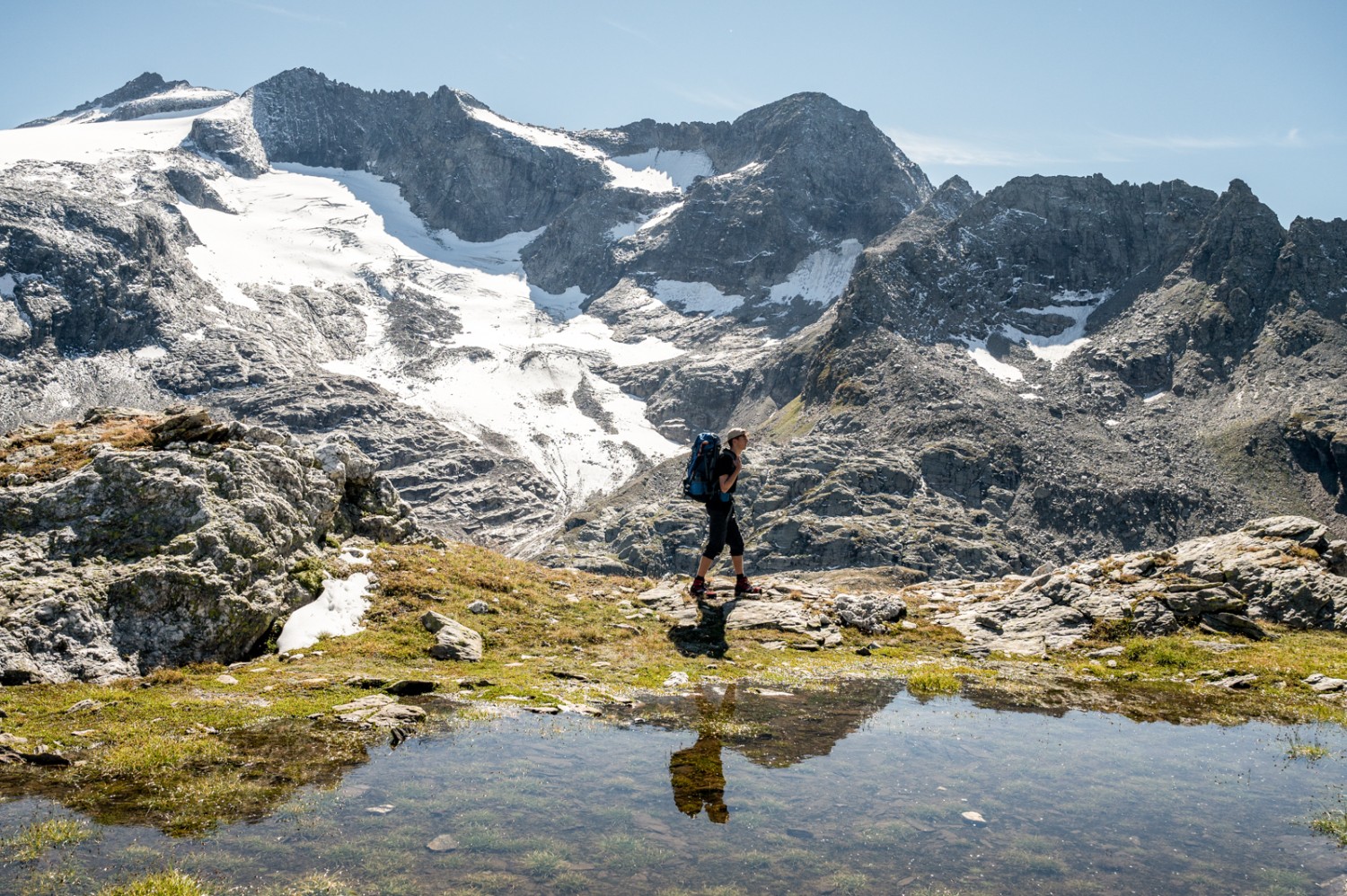 Les lacs de montagne tiennent le rôle principal lors de cette randonnée. Photo: Jon Guler