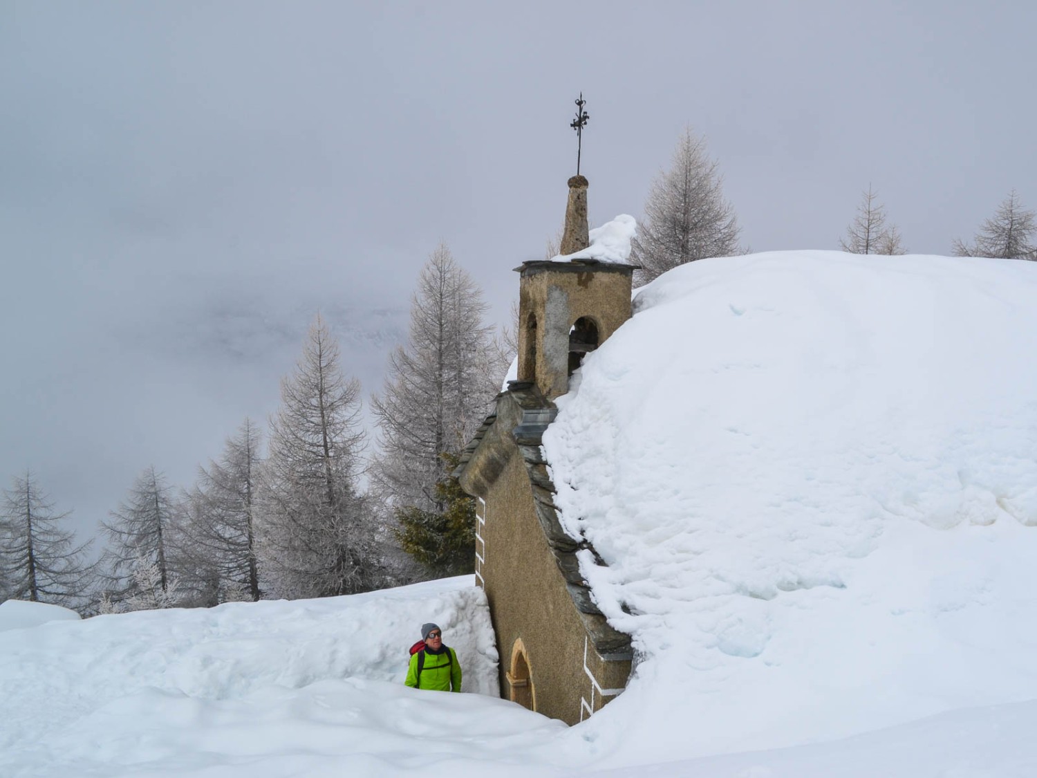 De la neige à hauteur d’homme près d’une petite chapelle. Photo: Sabine Joss