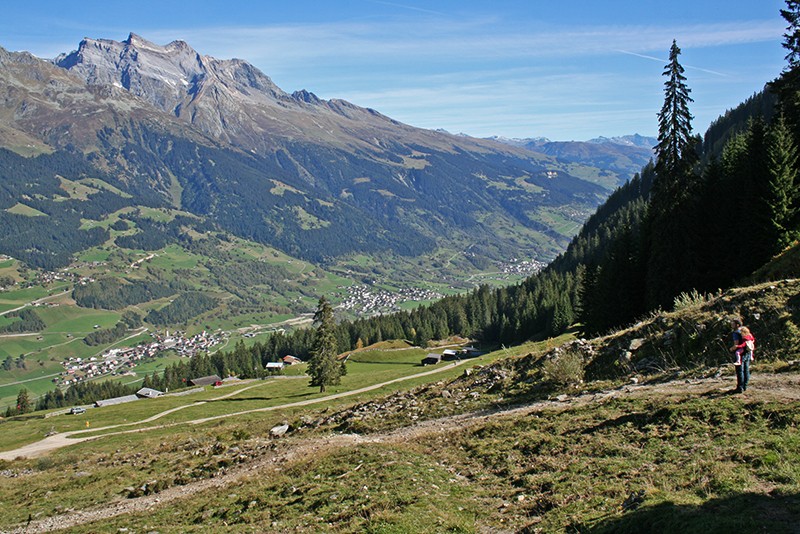 La montée se paie au prix de quelques gouttes de sueur. Mais la vue vous les fait vite oublier. Photos: Camille Tissot