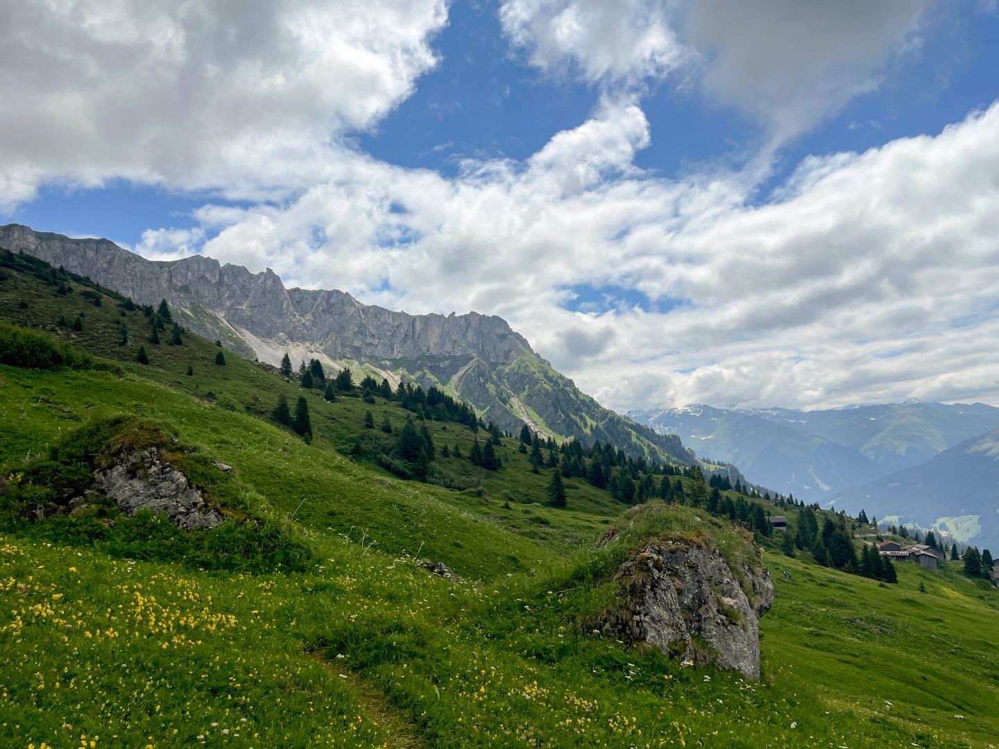 Die Aussicht in die Bergwelt ist beeindruckend.