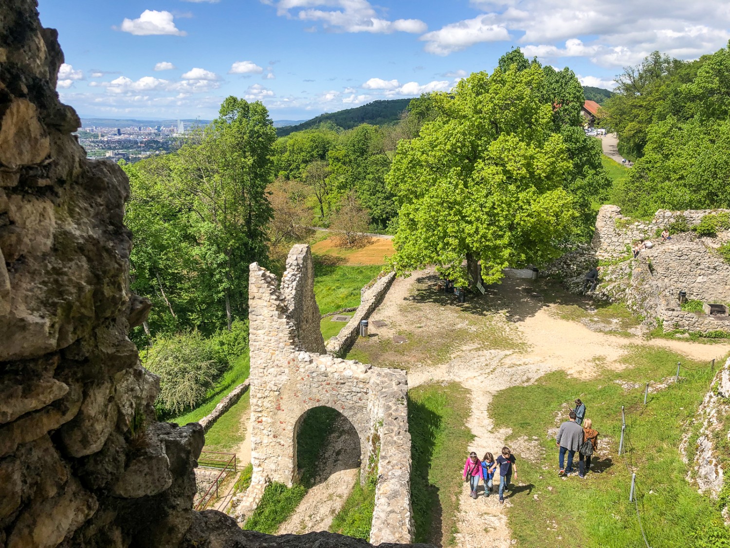 In der Burgruine Dorneck gibt es viel zu entdecken und tolle Ecken, um Versteck zu spielen. Bild: Thomas Gloor