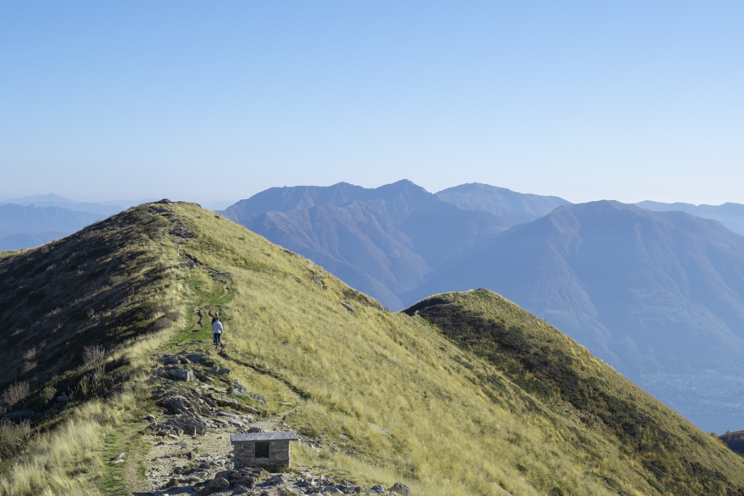 La descente vers Mergoscia commence par une large crête. Photo: Wanderblondies