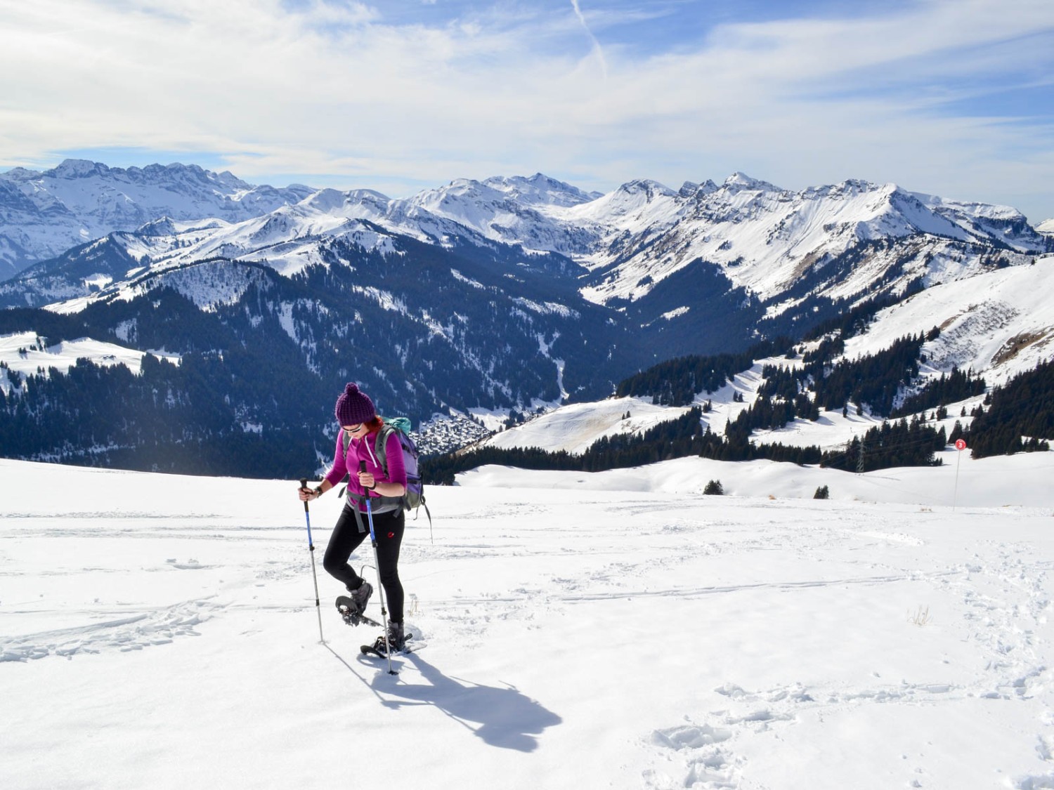 Au fond de la vallée se trouve Morgins, une destination de vacances animée.