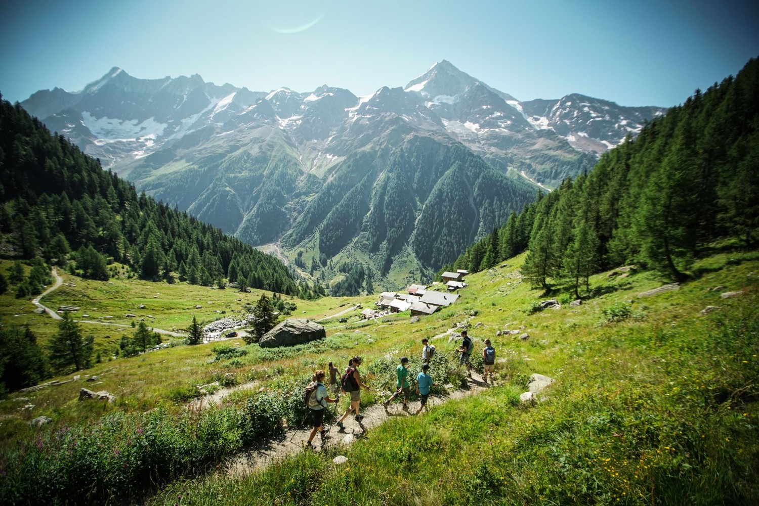 Cet itinéraire varié mène de la verdure des pâturages et des forêts au bleu des rivières alpines en passant par le gris‑blanc des majestueux sommets de haute montagne