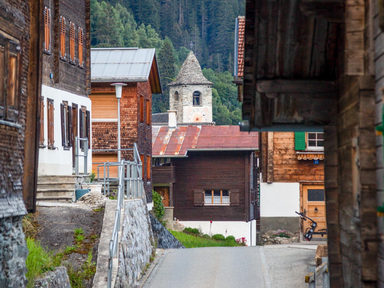 Das Ziel der Wanderung: das Dorf Pigniu. Bild: Phil Suarez