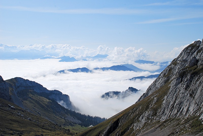 Vue panoramique depuis le sommet de l’Oberhaupt, au Pilate, sur la région d’Obwald couverte par le stratus. Photo: Andreas Staeger