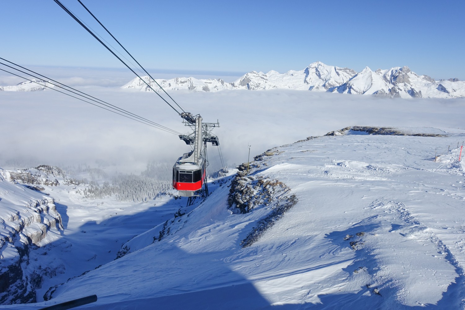 Mit der Luftseilbahn gewinnen die Wandernden an Höhe. Bild: Christiana Sutter