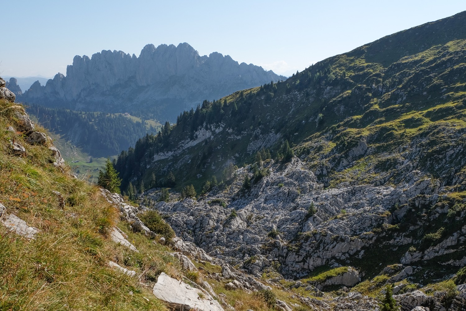 Blick Richtung Ost: In den Löchern mit den weissen Zinnen der Gastlosen im Hintergrund.