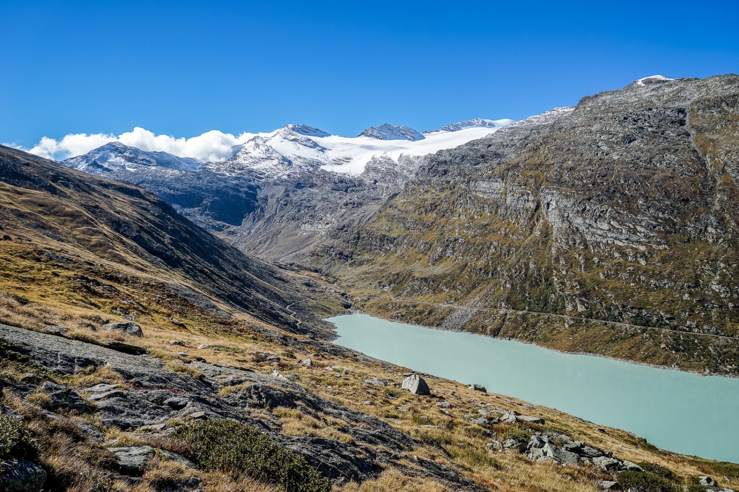 Hoch über dem Mattmark-Stausee wandert man dem Ziel entgegen. Bild: Fredy Joss
