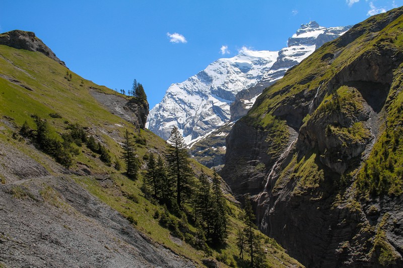 Vue à travers la gorge de Gamchi sur le Morgenhorn (à g.) et la Wildi Frau (à d.). Photo: Andreas Sommer