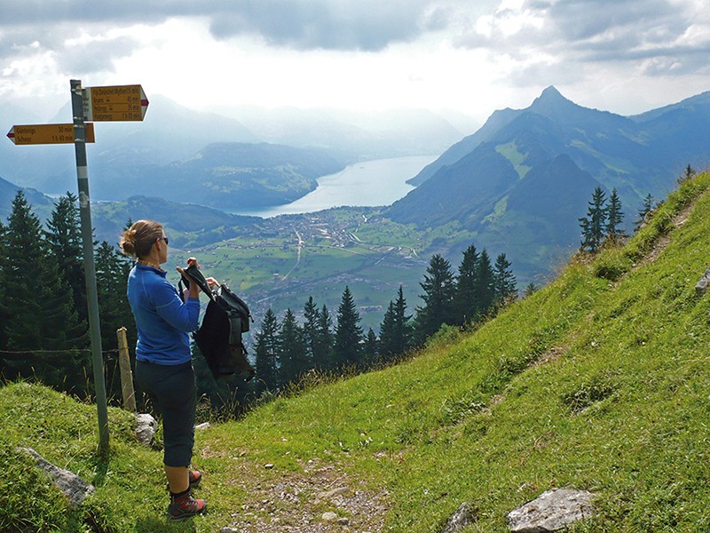 Sur la dernière partie, le chemin descend de Zwüschet Mythen à Schwytz. Photos: Monika Freund