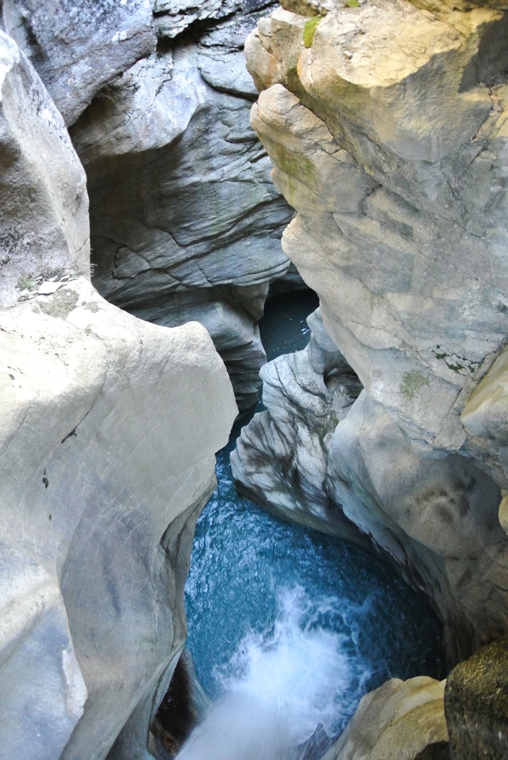 On peut voir le visage d’une vieille femme dans les gorges de Cavagliasco.