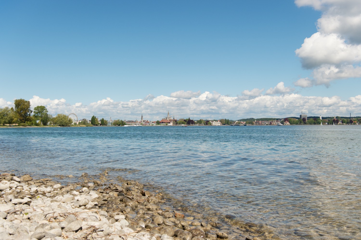 Von Weitem schon ist Konstanz mit seinem Riesenrad zu sehen. Bild: Raja Läubli