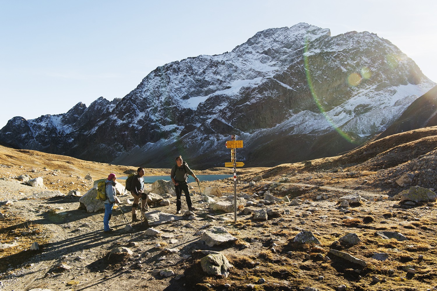 Une pause bien méritée sur le col de Suvretta. A l’arrière, le Lej Suvretta. Photos: Raja Läubli