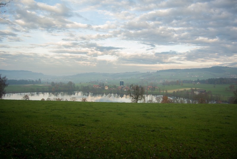 Friedlich liegt der Soppisee in der Dämmerung. Bild: Vera In-Albon