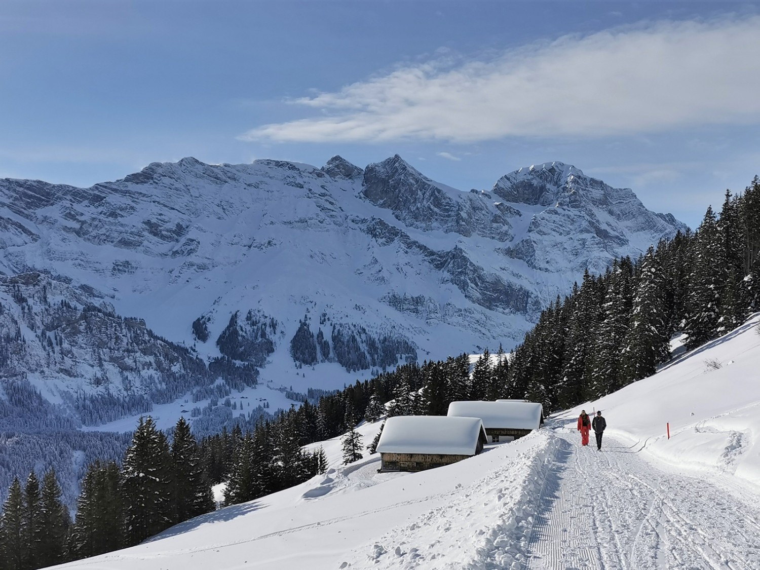 Im Abstieg von der Brunnihütte nach Ristis, Ausblick ins Tal der Engelberger Aa, rechts der Huetstock. Bild: Andreas Staeger