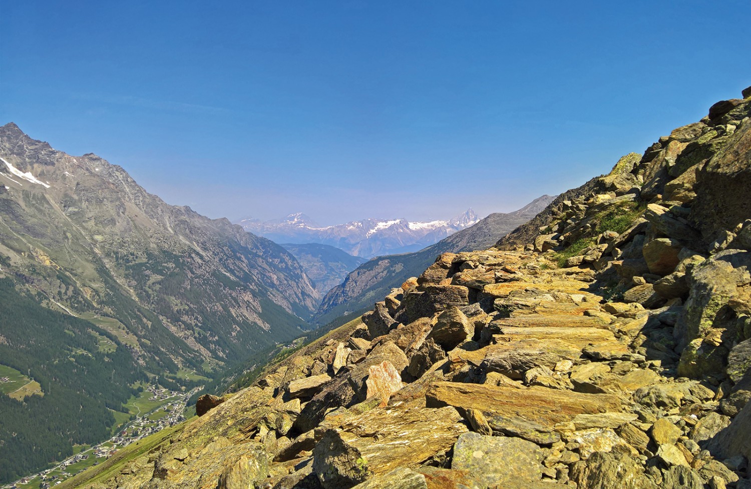 In weiter Ferne das Bietschhorn. Bilder: Andreas Staeger