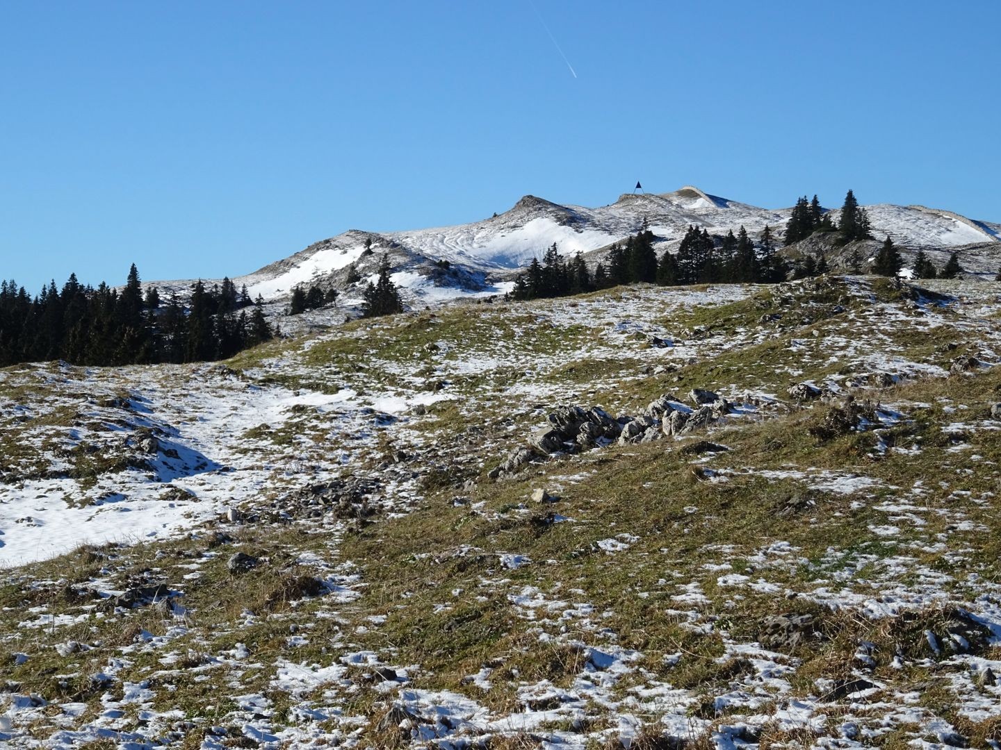 Le Mont Tendre automnal déjà enneigé