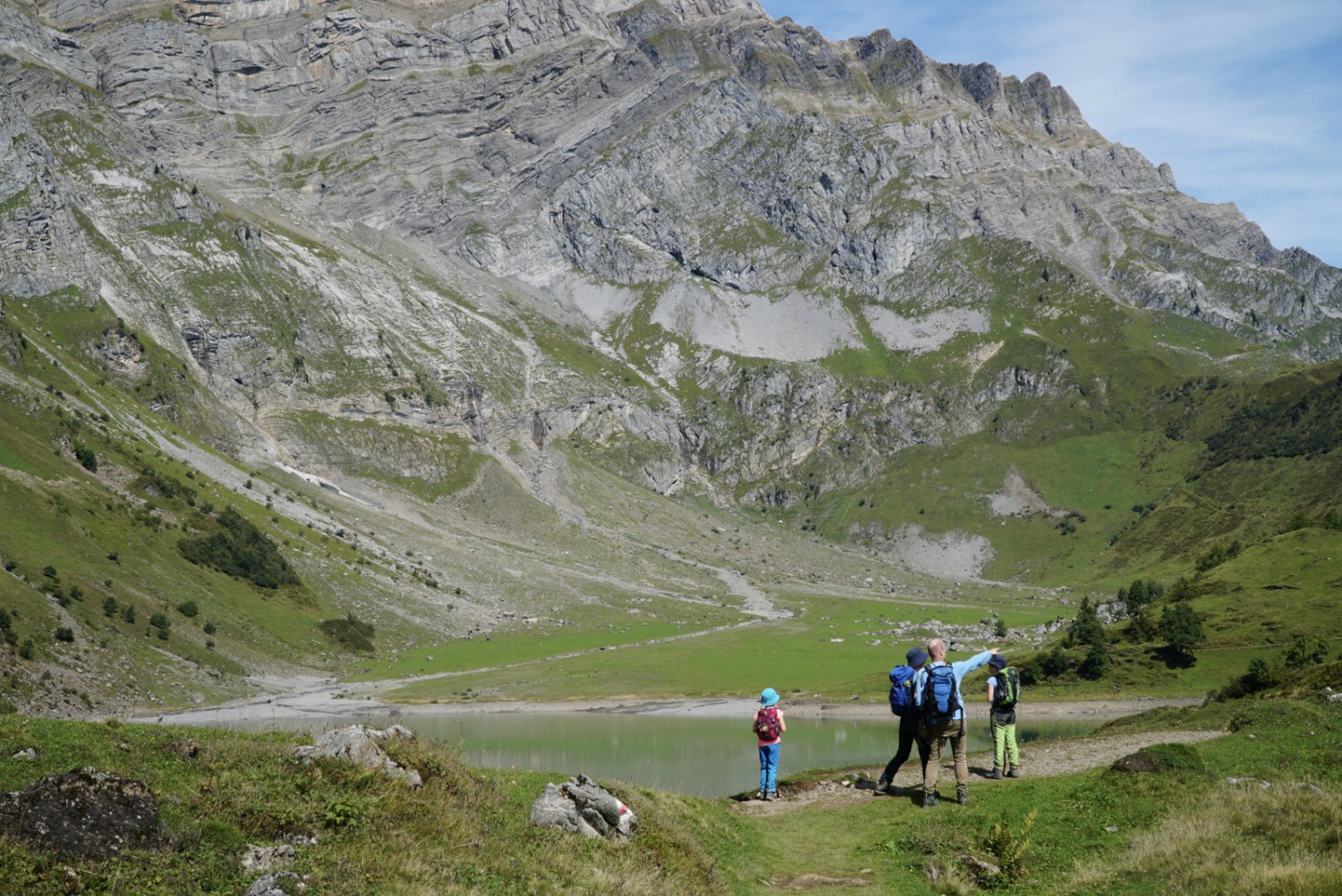 Un beau moment pour toute la famille: l’arrêt près du lac d’Oberblegi. Photo: Mia Hofmann