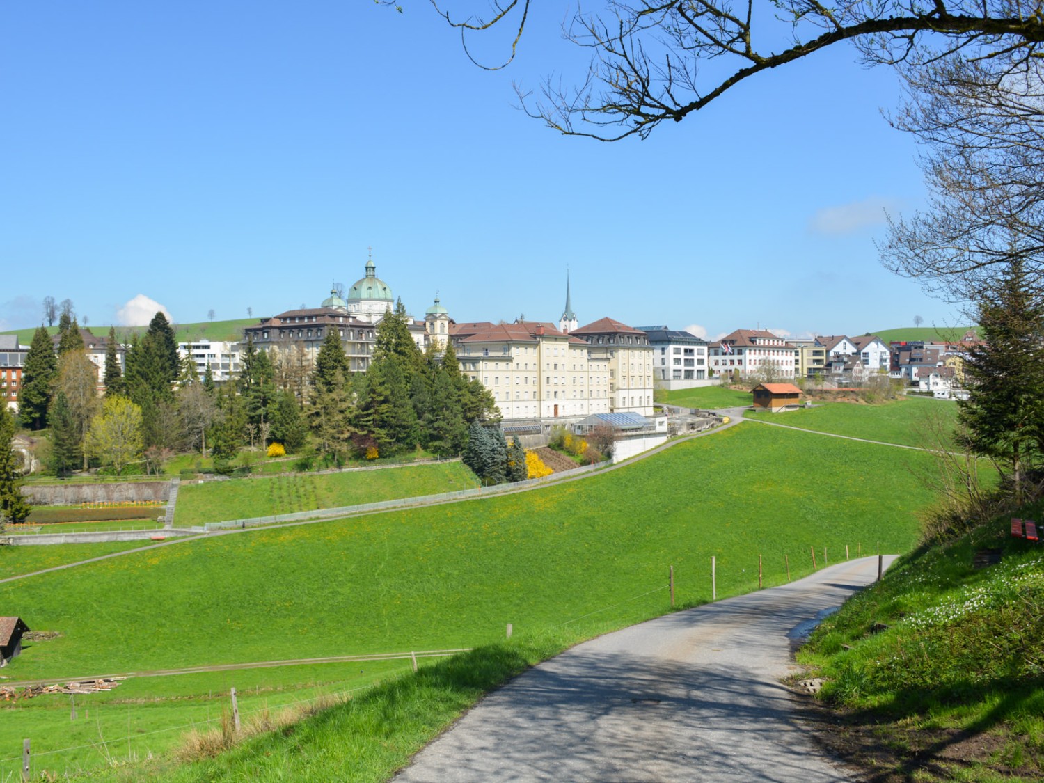 L’édifice imposant de l’Institut des Sœurs de la Sainte-Croix surplombe Menzingen, le village le plus élevé du canton de Zoug. Photo: Werner Nef