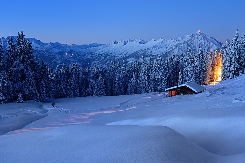 La piste de luge passe par Flösch. Derrière, dans le fond, le Niesen. Photo: natur-welten.ch