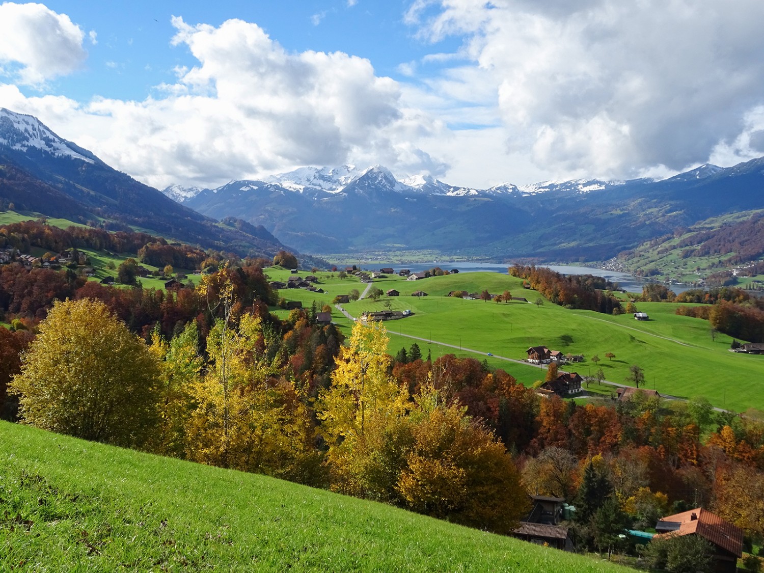 Vue sur le lac de Sarnen et le Giswilerstock enneigé.