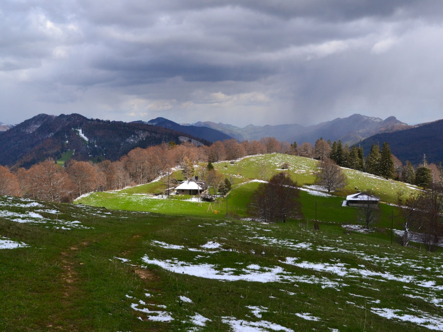 Une jolie vue sur d’autres destinations de randonnée possibles. Photo: Sabine Joss