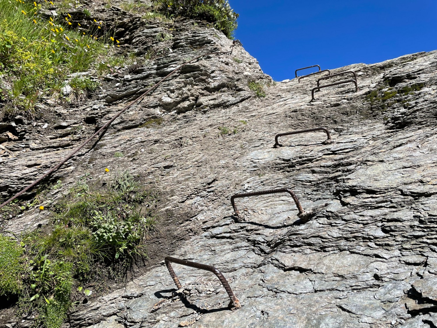 Quelques échelons pour grimper à côté de la cascade. Photo: Rémy Kappeler