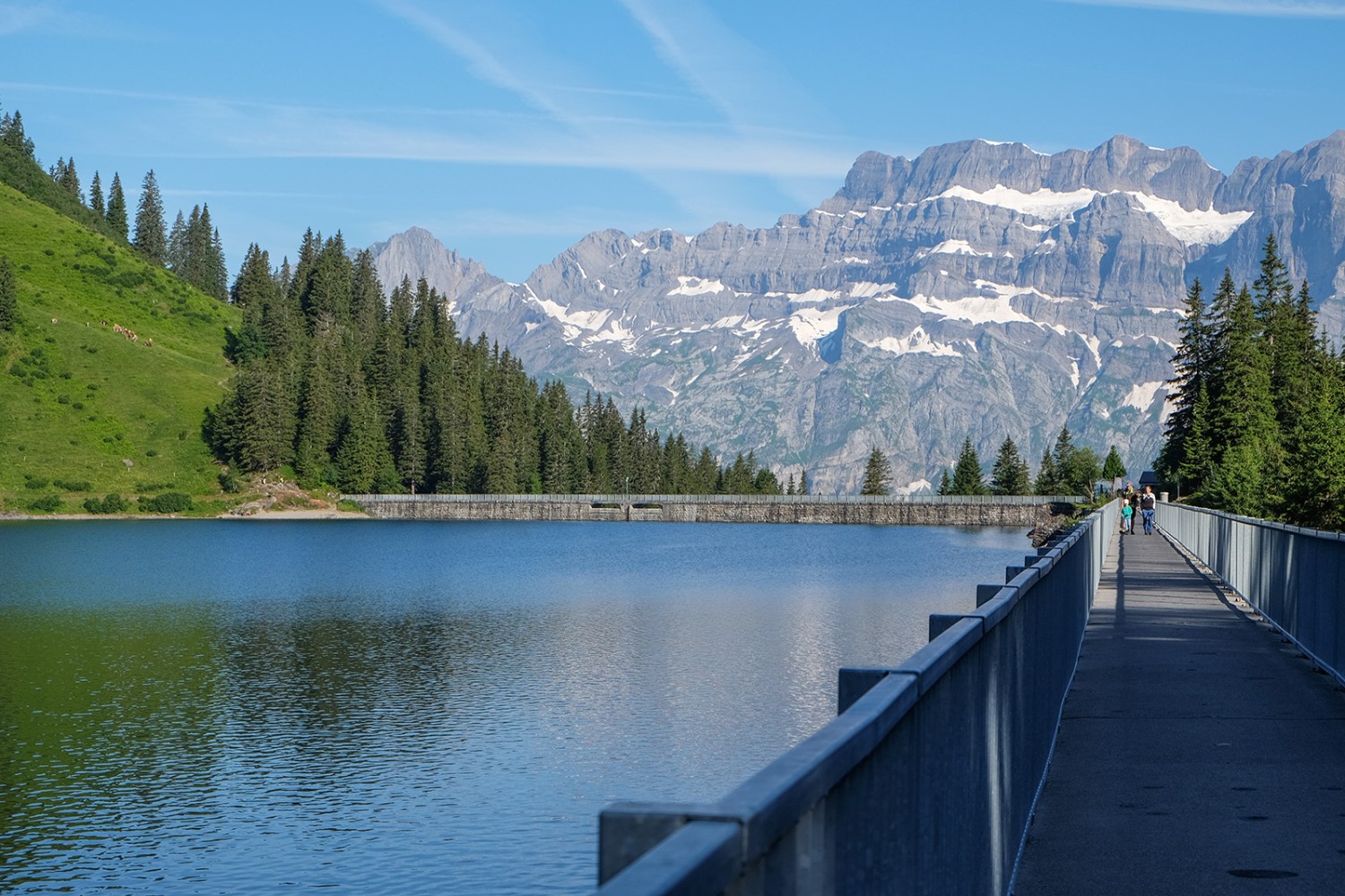 Le lac de barrage de Garichti et le massif du Glärnisch en toile de fond.