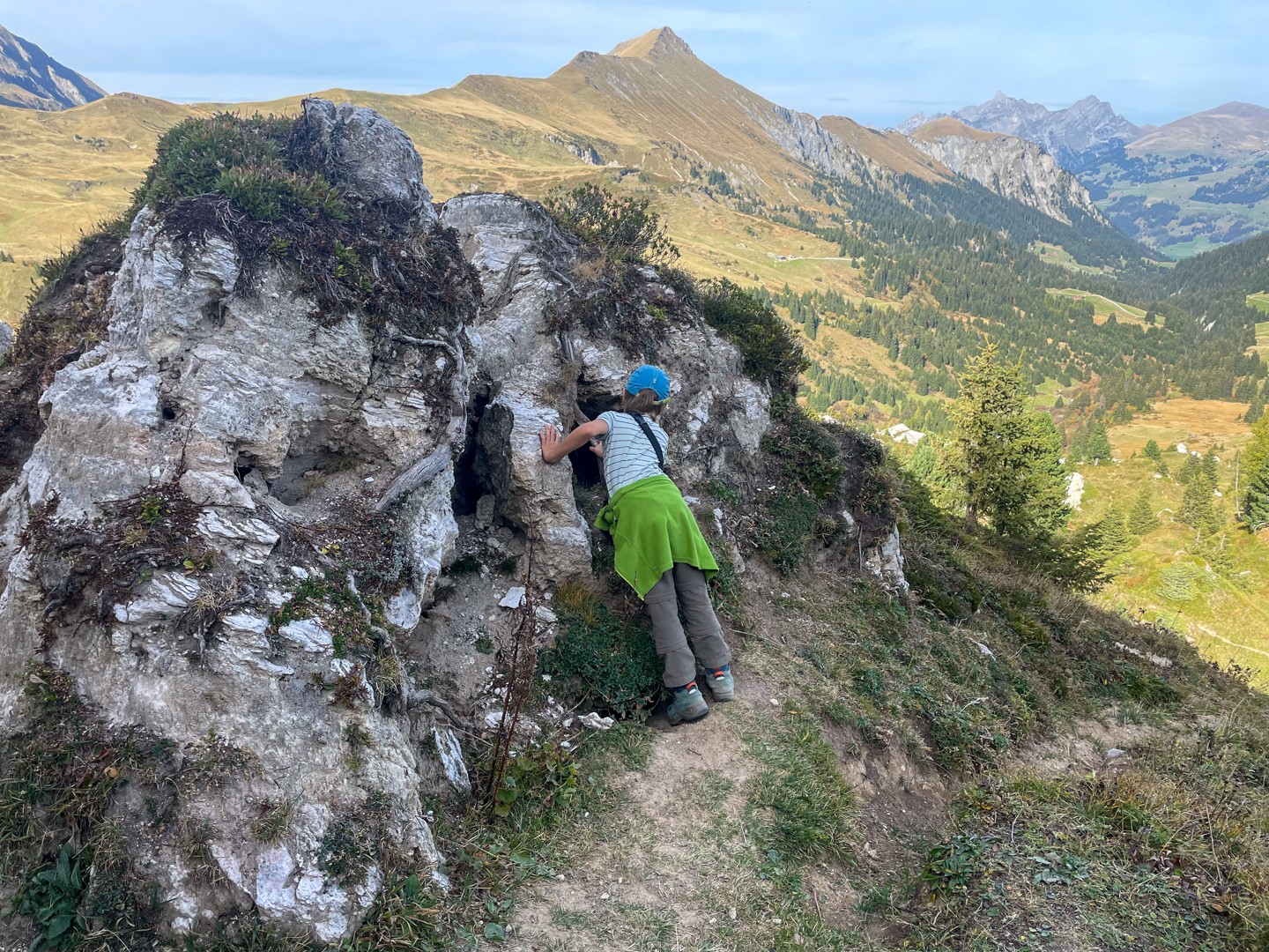 L’enfant est fasciné par la cavité, l’adulte par la vue sur le marais Tschätte. Photo: Rémy Kappeler