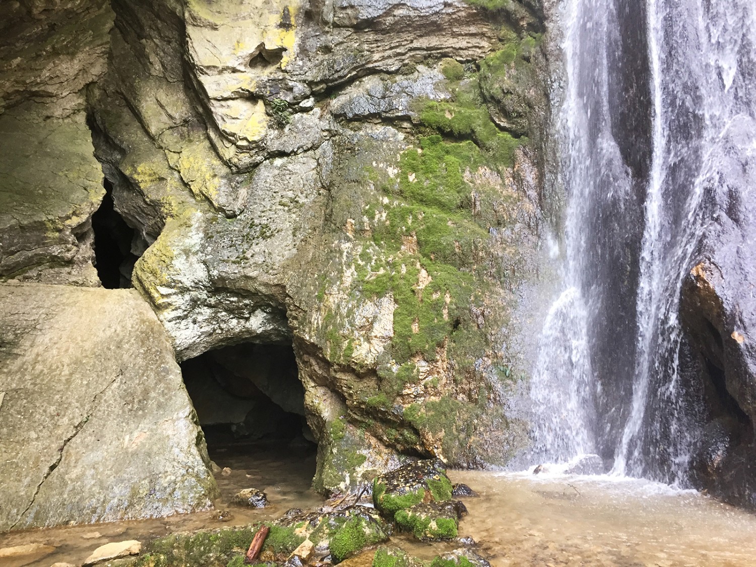 In die Höhle muss man durchs Wasser. Links der Rousseaustein. Bilder: Rémy Kappeler