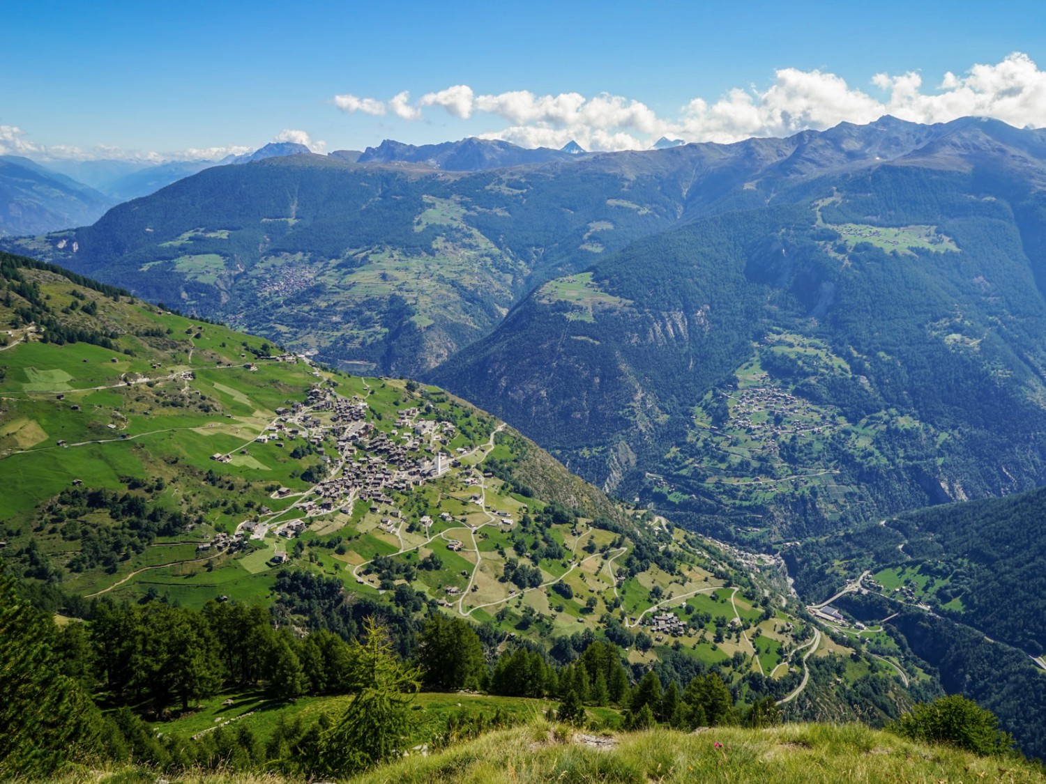 Le village de Törbel, à flanc de montagne, semble bien éloigné.