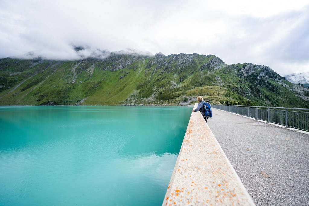 Le chemin mène directement à l’imposant mur du barrage de Cleuson. Bild: Wanderblondies