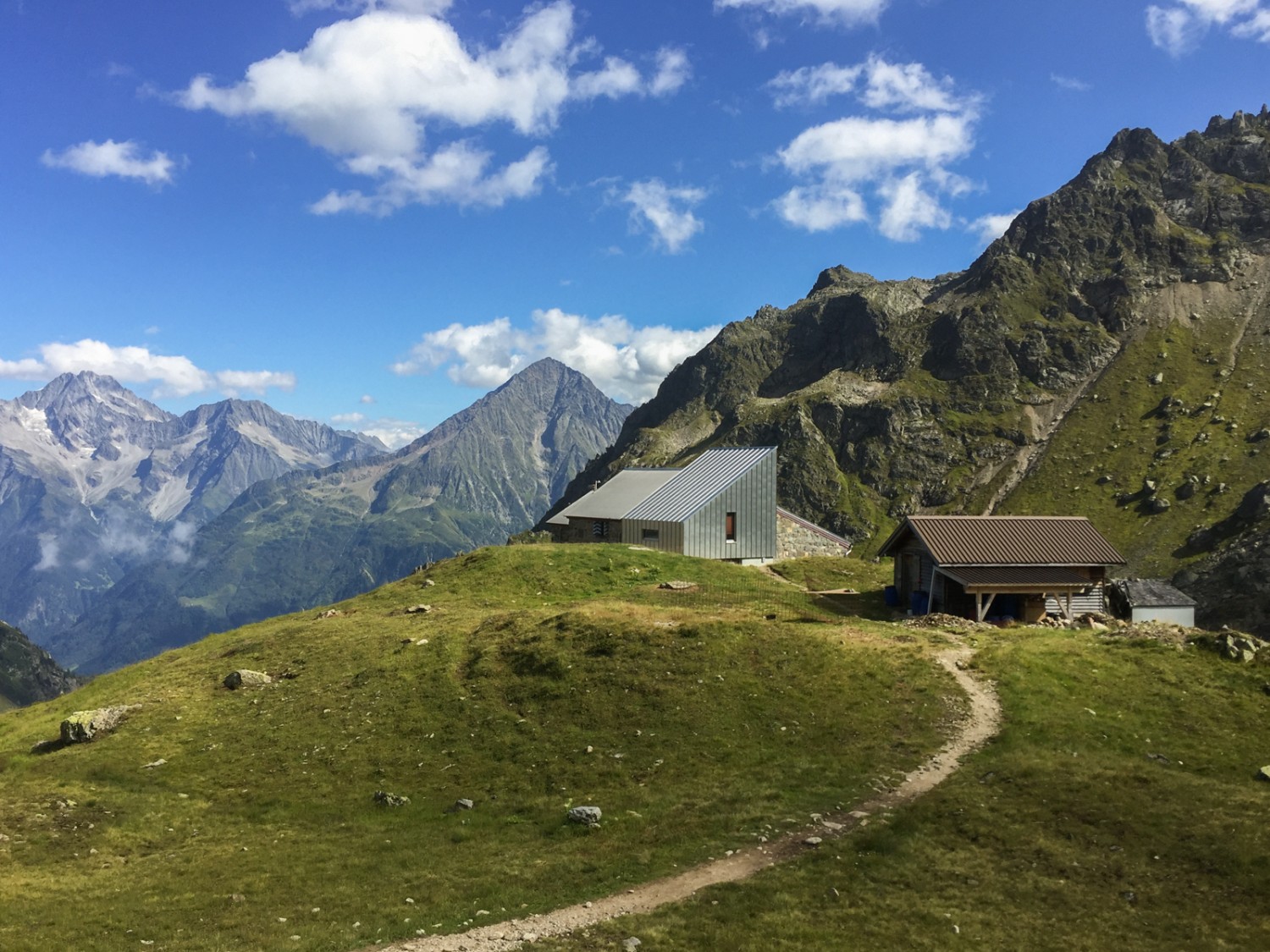 Endlich geschafft: die Leutschachhütte ist zum Greifen nah. Bild: Vera In-Albon